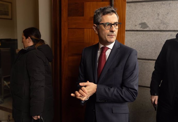 El ministro de la Presidencia, Justicia y Relaciones con las Cortes, Félix Bolaños, ofrece declaraciones a los medios en el Patio del Congreso de los Diputados, a 7 de marzo de 2024, en Madrid (España)