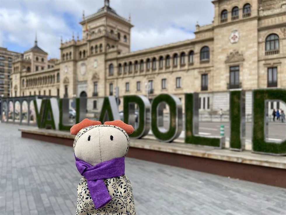 Una muñeca Micaela ante la sede de Caballería.