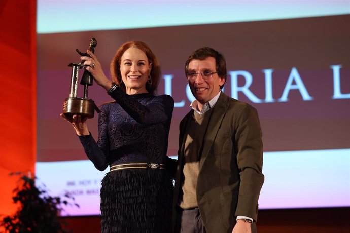 El alcalde de Madrid, José Luis Martínez-Almeida, junto a la periodista, empresaria y promotora de proyectos de igualdad, Gloria Lomana, en el acto institucional conmemorativo por el Día Internacional de la Mujer, 8M