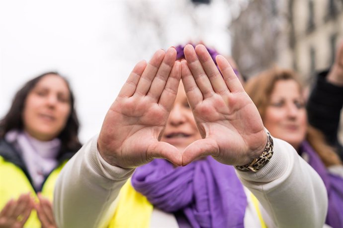 Archivo - Unas mujeres hacen un símbolo feminista con las manos durante una manifestación convocada por el Movimiento Feminista de Madrid por el 8M, Día Internacional de la Mujer, a 8 de marzo de 2023, en Madrid (España). El Día Internacional de la Mujer 