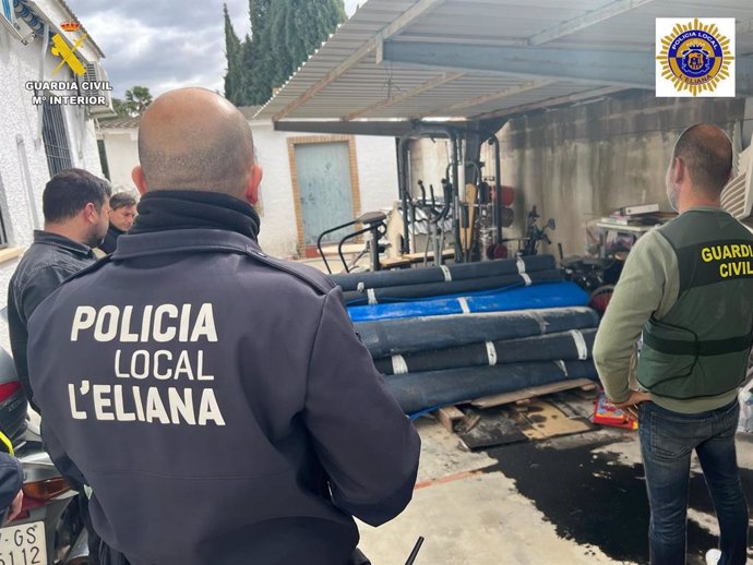 La Guardia Civil detiene a tres personas por robar 26 rollos de césped artificial