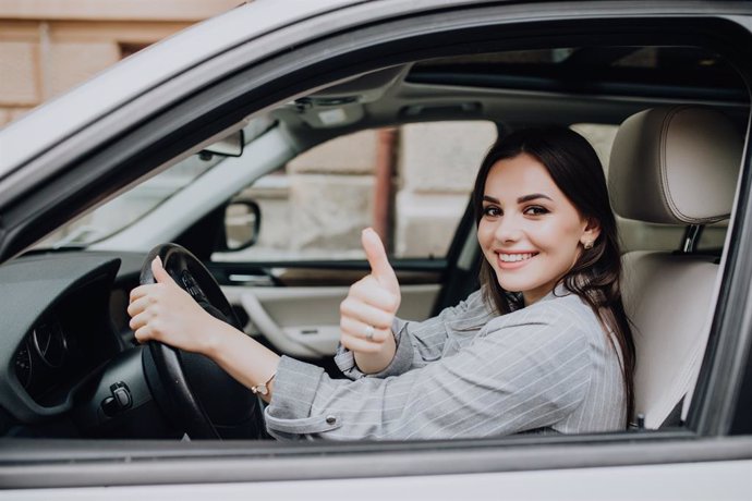 Archivo - Una mujer conduciendo un coche.