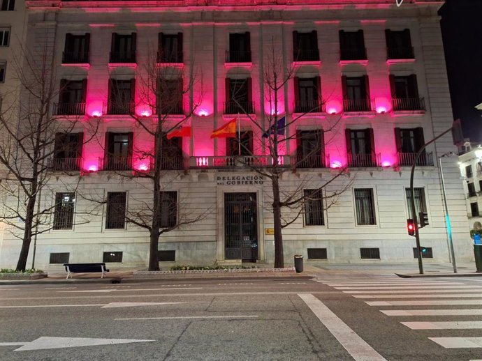 La Delegación del Gobierno en Cantabria ha iluminado su fachada en color morado en señal de apoyo a las reivindicaciones del 8 de Marzo