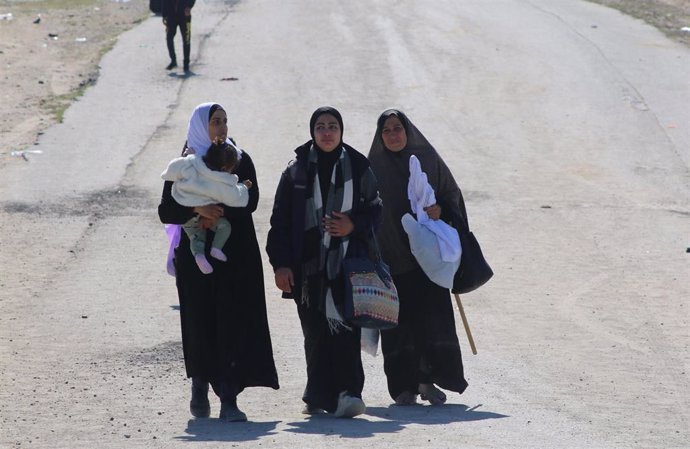 Mujeres palestinas desplazadas por la ofensiva de Israel en Gaza.