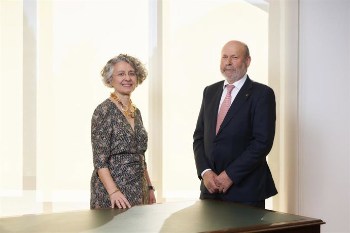 La directora general de Caja Rural de Salamanca, Isabel Martín (i), y el presidente de la entidad, Enrique Moronta (d)