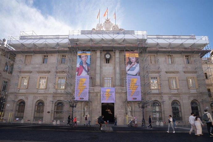 La fachada del Ayuntamiento de Barcelona con la pancarta por el 8M 'Trenquem el sostre de vidre'.