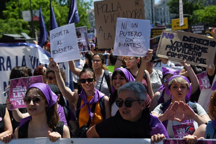 Archivo - Varias personas sujetan pancartas en una manifestación para reclamar la abolición de la prostitución, a 28 de mayo de 2022, en Madrid (España). Más de cien organizaciones feministas se manifiestan para reclamar la abolición de la prostitución ba