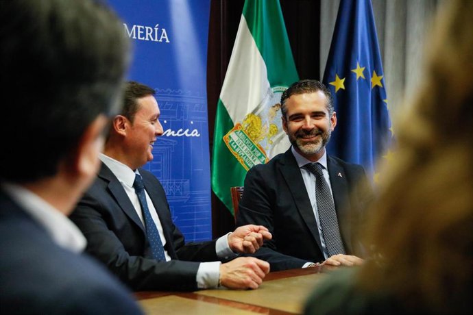 El presidente de la Diputación Provincial de Almería, Javier Aureliano García, se reúne con el portavoz del Gobierno andaluz y consejero de Sostenibilidad, Medio Ambiente y Economía Azul, Ramón Fernández-Pacheco, en el Palacio Provincial.