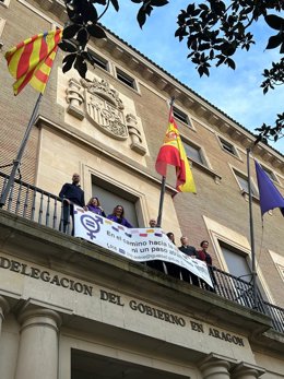 Colgado de la pancarta del 8M en la Delegación del Gobierno de España en Aragón