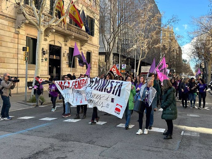 Unes 100 feministes davant la Delegació del Govern central a Barcelona pel 8M