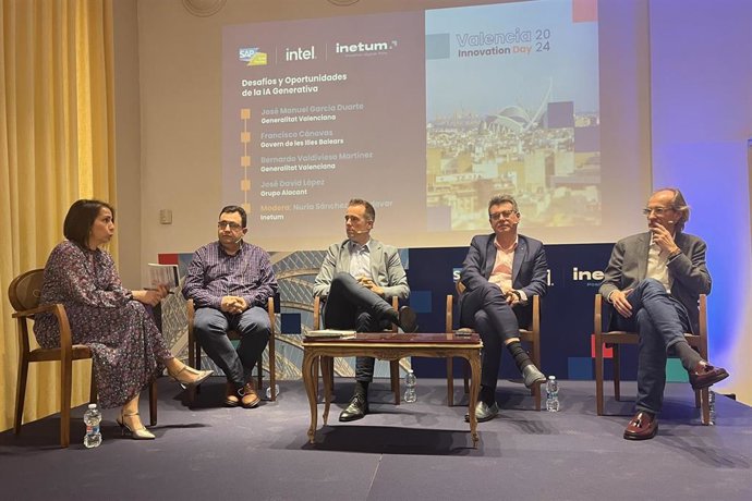 El director general de Simplificación Administrativa, Modernización y Administración Digital, Xisco Cnovas, en una mesa redonda en 'Valencia Innovation Day'.