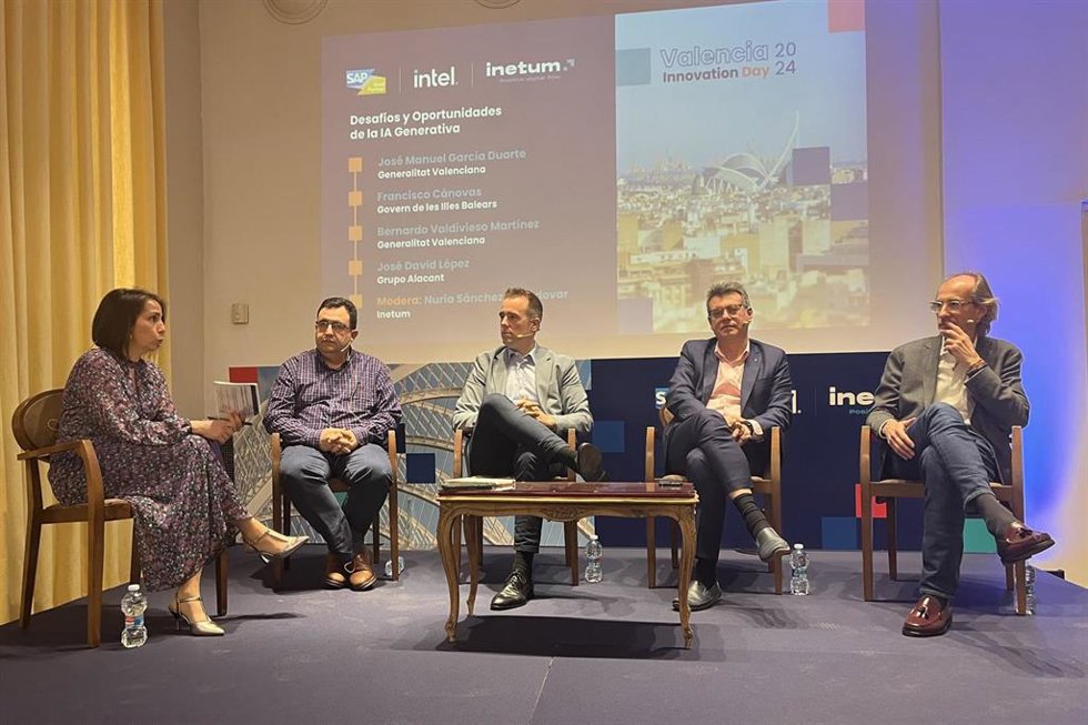 El director general de Simplificación Administrativa, Modernización y Administración Digital, Xisco Cnovas, en una mesa redonda en 'Valencia Innovation Day'.