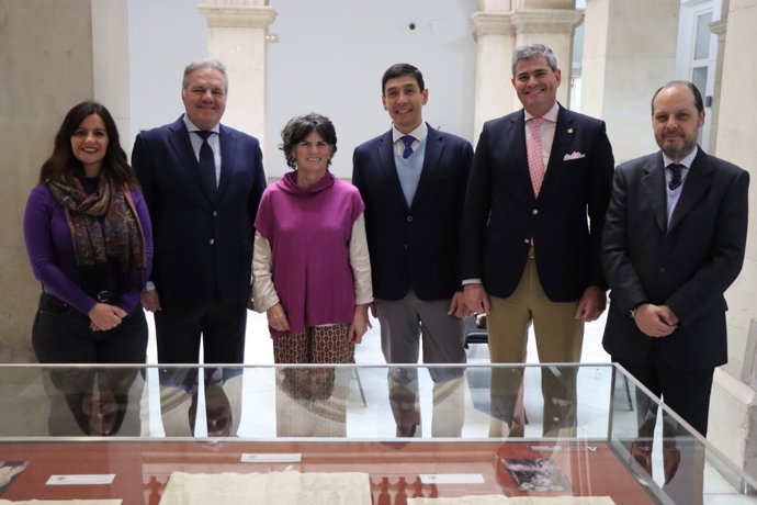 Nota De Prensa Y Foto: El Archivo Histórico Provincial De Sevilla Conmemora El 350 Aniversario De La Fusión De Las Cofradías De La Estrella Y Las Penas De Triana