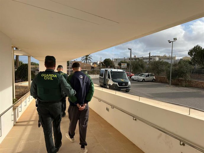 Detenido un hombre por varios delitos de robo con fuerza en comercios y vehículos de Formentera