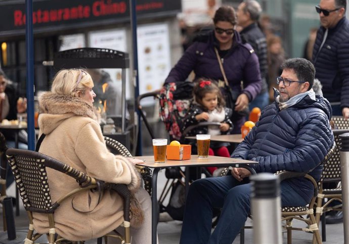 Archivo - Varias personas en la terraza de una bar, 