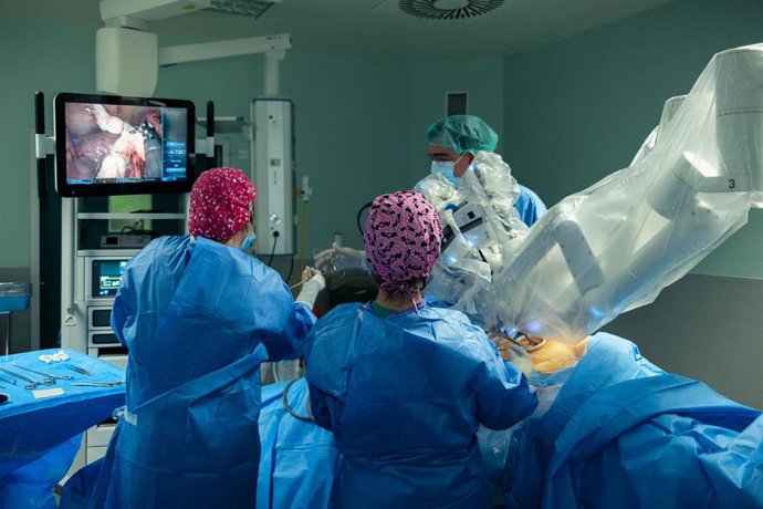 El cirujano puede, sin gafas ni otras ayudas, evaluar perfectamente la anatomía y vivir la intervención casi como si estuviera dentro del cuerpo del paciente.