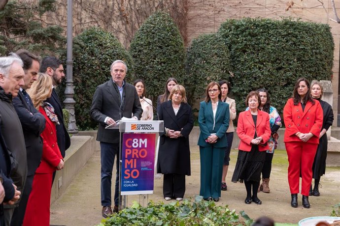 El presidente del Gobierno de Aragón, Jorge Azcón, en el acto oficial del 8M en el Edificio Pignatelli.