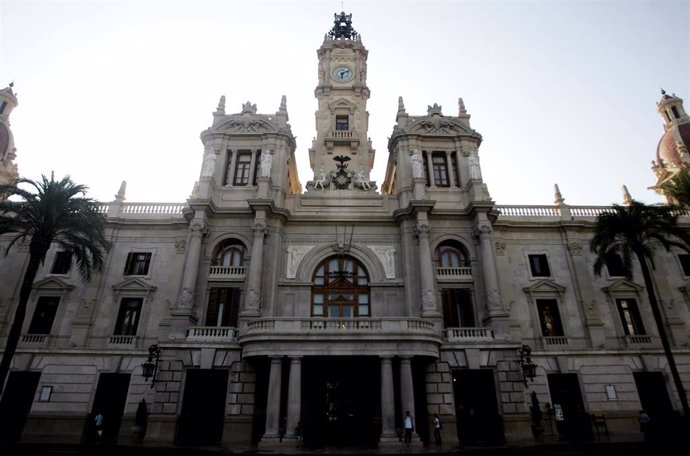 Archivo - Fachada del Ayuntamiento de Valencia