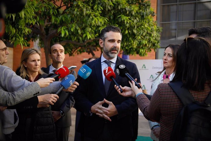 El portavoz del Gobierno andaluz y consejero de Sostenibilidad, Medio Ambiente y Economía Azul, Ramón Fernández-Pacheco, atiende a los medios de comunicación en Almería.