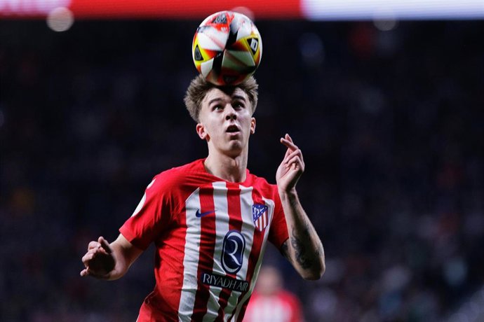 Archivo - Pablo Barrios apunta a baja ante el Cádiz debido a un cuadro febril de faringoamigdalitis