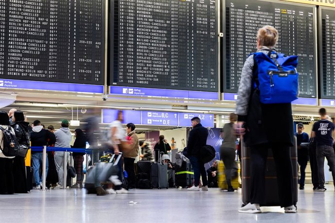 07 March 2024, Hesse, Frankfurt: Passengers gather in the departure hall at Frankfurt Airport. 
