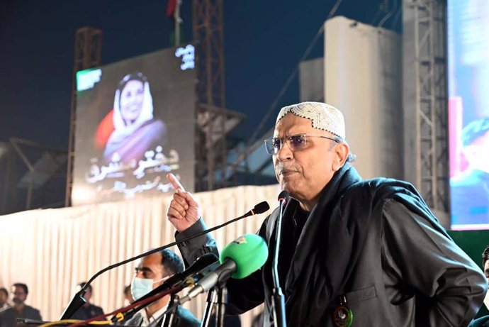 Archivo - December 27, 2023, Pakistan: GARHI KHUDA BUX, PAKISTAN, DEC 27: Peoples Party (PPP) Co-Chairman, Asif Ali .Zardari addresses during public gathering meeting on the occasion of Benazir Bhutto 16th Death .Anniversary held at Bhutto Mausoleum in Ga