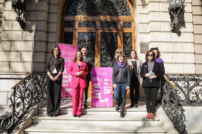 Las abogadas que forman parte de la Comisión de Dones Advocades del ICAB, Teresa Blasi, Victria Prada y Lídia Borrell han leído un manifiesto con motivo del 8M.