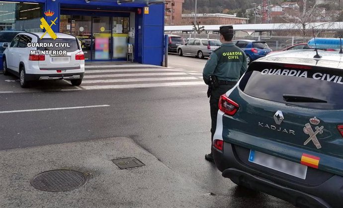 La Guardia Civil vigila un supermercado