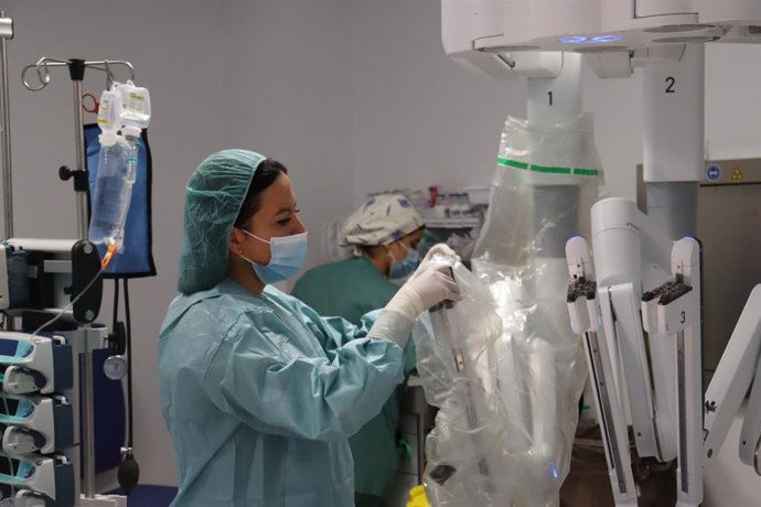 Sanitarias preparan un robot en el Virgen de las Nieves