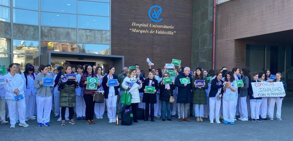 Más de 50 enfermeras se concentran en el hospital de Valdecilla, en Santander, para exigir un reconocimiento y respeto profesional