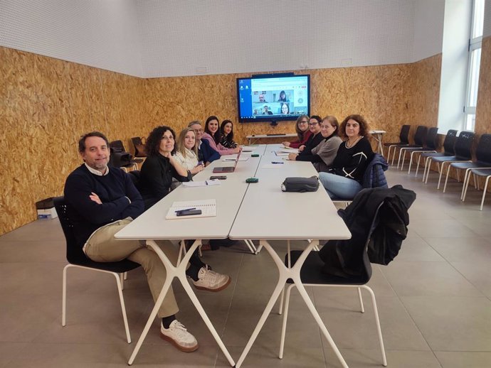 La concejala de Cultura del Ayuntamiento de Alicante, Nayma Beldjilali, con representantes de las librerías alicantinas para informarles sobre la Feria del Libro de Alicante.