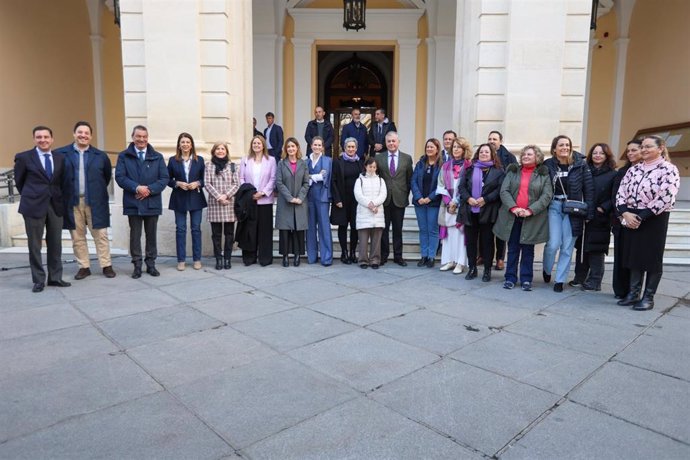 El Ayuntamiento de Sevilla comienza la celebración del Día de la Mujer con la lectura del manifiesto.