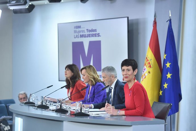 (I-D) La ministra de Igualdad, Ana Redondo; la ministra de Educación, Formación Profesional y Deportes, Pilar Alegría; el ministro del Interior, Fernando Grande-Marlaska, y la ministra de Inclusión, Seguridad Social y Migraciones, Elma Saiz, durante una r