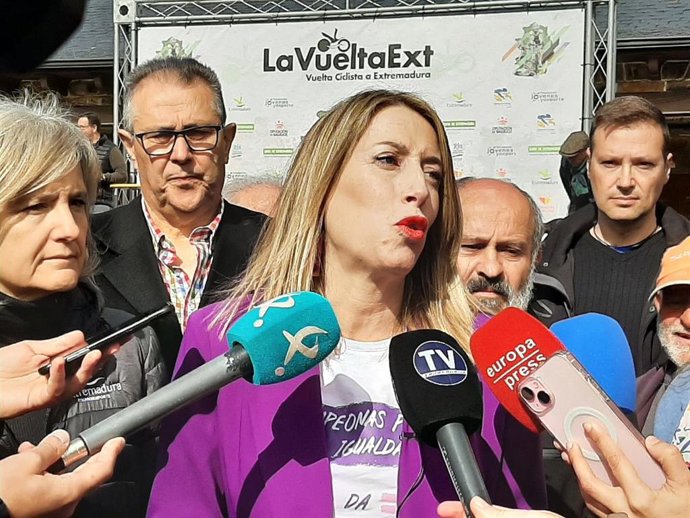 La presidenta de la Junta de Extremadura, María Guardiola, atiende a los medios de comunicación