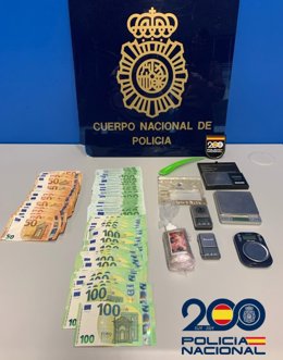 Material y dinero en efectivo incautados a dos detenidos en Miranda de Ebro.