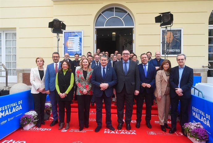El consejero de la Presidencia, Interior, Diálogo Social y Simplificación Administrativa, Antonio Sanz (c), la consejera de Economía, Hacienda y Fondos Europeos, Carolina España (4i), y el consejero de Turismo, Cultura y Deporte, Arturo Bernal (4d), pre