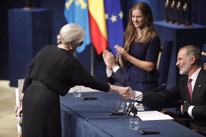 Archivo - Imagen de archivo de la actriz Meryl Streep recibiendo su premio durante la 43 edición de la entrega de los Premios Princesa de Asturias 2023, en el teatro Campoamor, a 20 de octubre de 2023, en Oviedo, Asturias (España). 