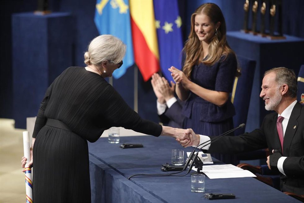 Archivo - Imagen de archivo de la actriz Meryl Streep recibiendo su premio durante la 43 edición de la entrega de los Premios Princesa de Asturias 2023, en el teatro Campoamor, a 20 de octubre de 2023, en Oviedo, Asturias (España).