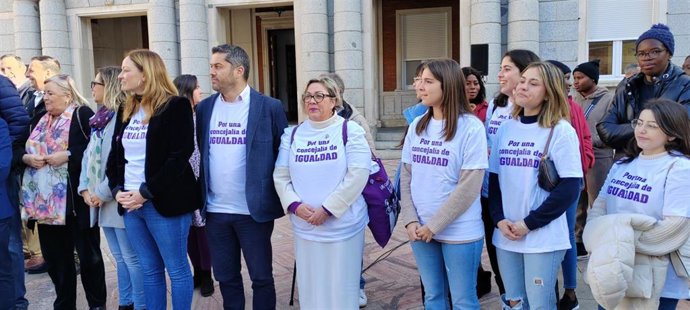 La concejal socialista en el Ayuntamiento de Huelva, María Teresa Flores (con chaqueta negra), en la lectura del manifiesto por el Día de la Mujer en las puertas del Consistorio onubense.