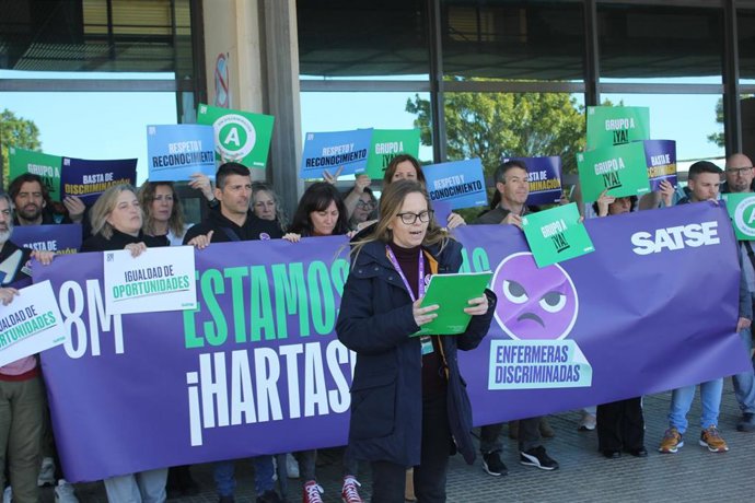 Lectura del manifiesto durante la concentración de enfermeras frente al Hospital Son Lltzer.