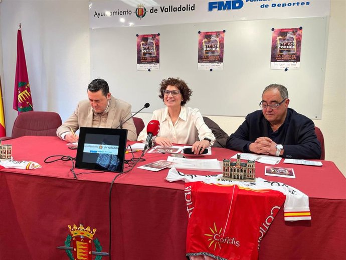 La concejala de Participación Ciudadana y Deportes, Mayte Martínez, acompañada del presidente de la Federación de Ciclismo de Castilla y León, Mariano Palacios, y el diputado de Deportes, Javier González.