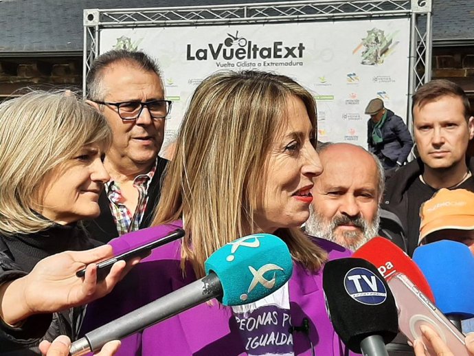 La presidenta de la junta de Extremadura, María Guardiola, atiende a los medios