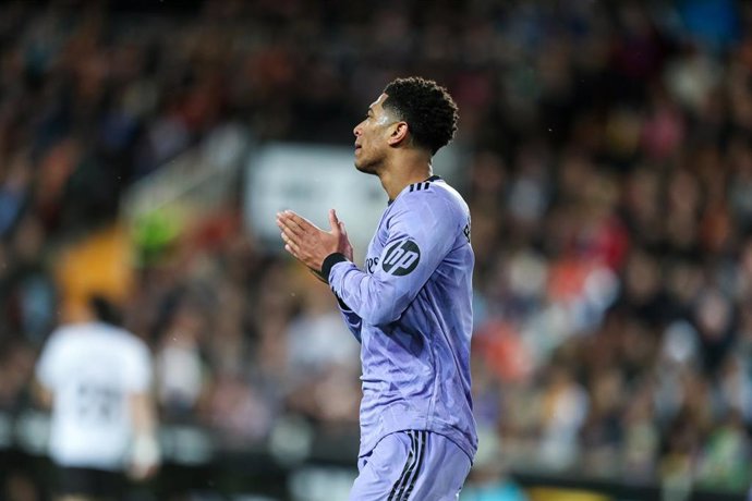 El centrocampista del Real Madrid Jude Bellingham, ante el Valencia en Mestalla. 
