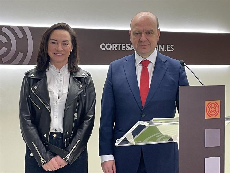 El portavoz de VOX en las Cortes de Aragón, Santiago Morón, y la diputada Carmen Rouco.