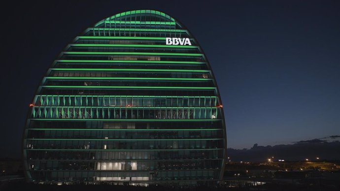 Archivo - Edificio del BBVA conocido como La Vela, iluminado de verde.