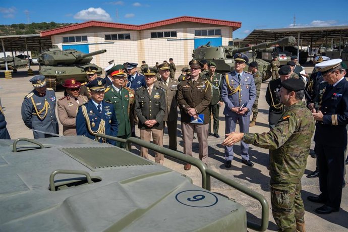 Los agregados de Defensa y oficiales de enlace de diferentes países que han visitado la BRI X ha conocido sus vehículos de combate.