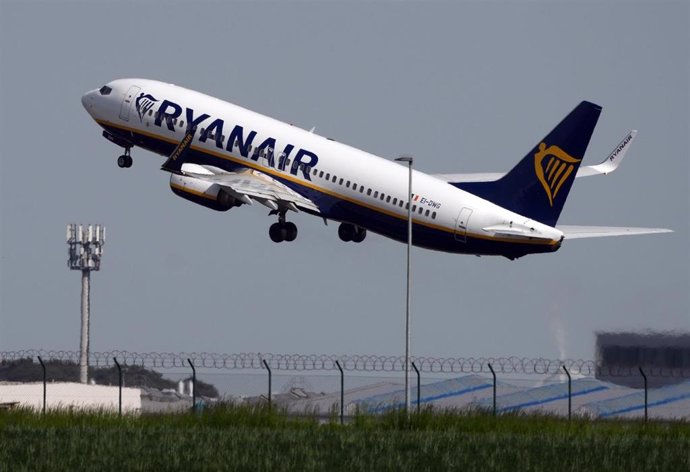 Archivo - Avión de Ryanair despegando. 