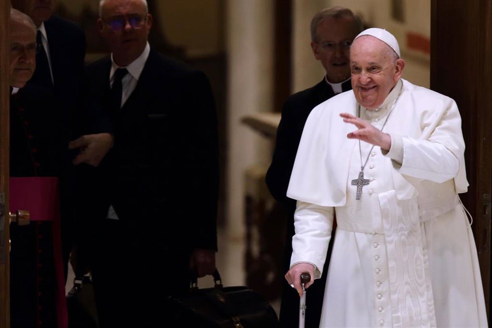 Archivo - 27 January 2024, Vatican: Pope Francis attends audience for confirming of the Diocese of Bari and Bitonto (Italy) in the Paul VI Hall at the Vatican. Photo: Evandro Inetti/ZUMA Press Wire/dpa