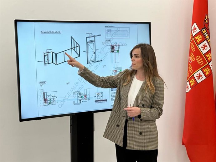 La vicealcaldesa y portavoz del equipo de Gobierno, Rebeca Pérez, explica en una rueda de prensa el proyecto para la protección de los restos de muralla islámica situados en el aparcamiento subterráneo de Glorieta