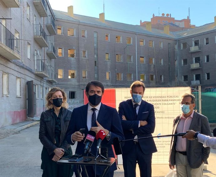 Archivo - El actual consejero de Medio Ambiente, Juan Carlos Suárez-Quiñones, junto al exalcalde socialista de Valladolid, Óscar Puente, en el inicio de las obras de los pisos de Puente Colgante.